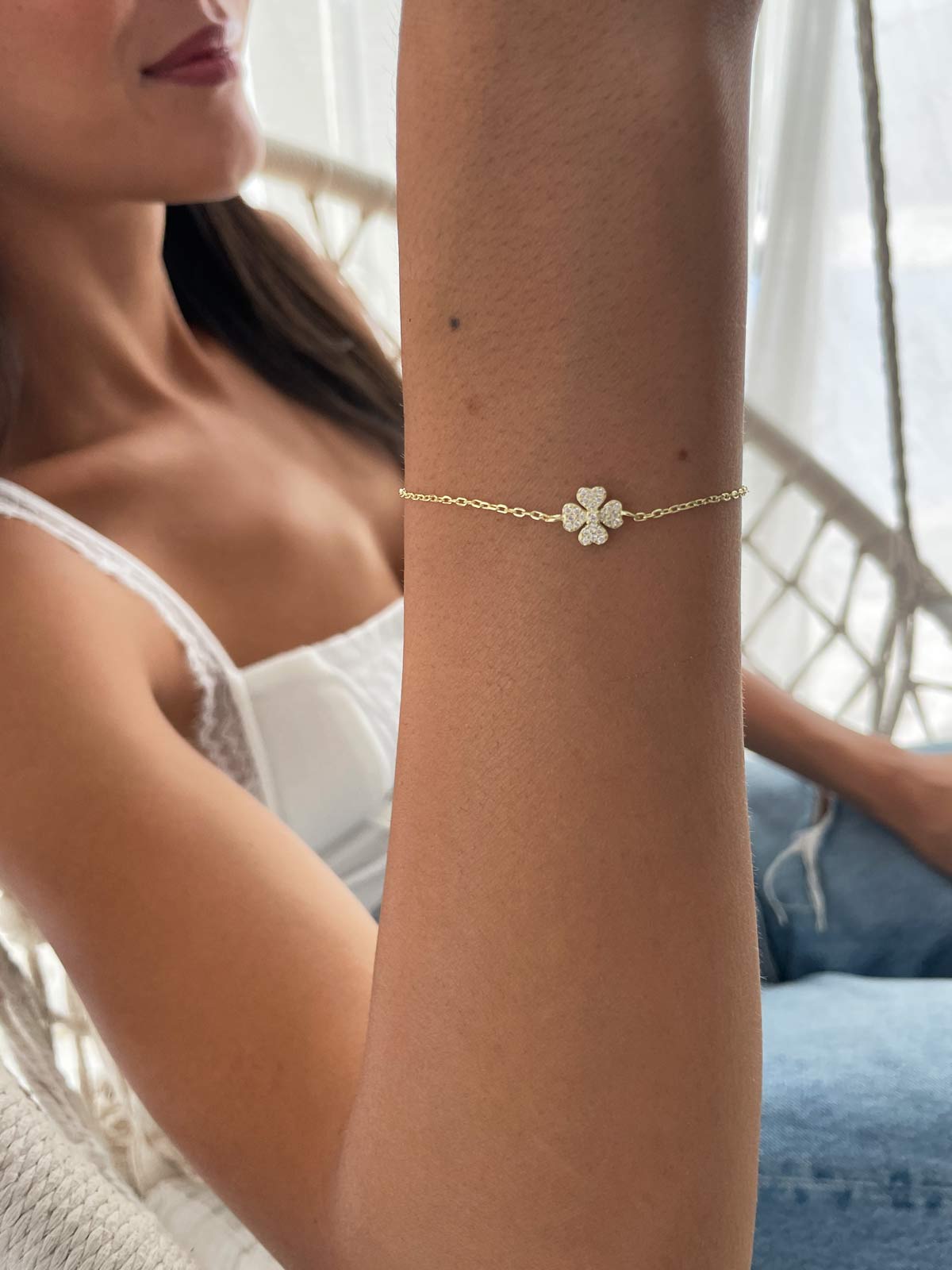 צמיד תלתן לבבות משובץ