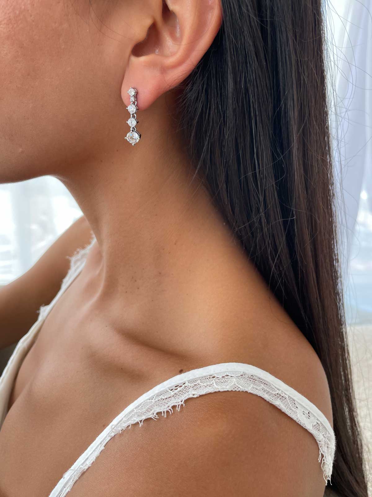 עגילי סוליטרים נופלים