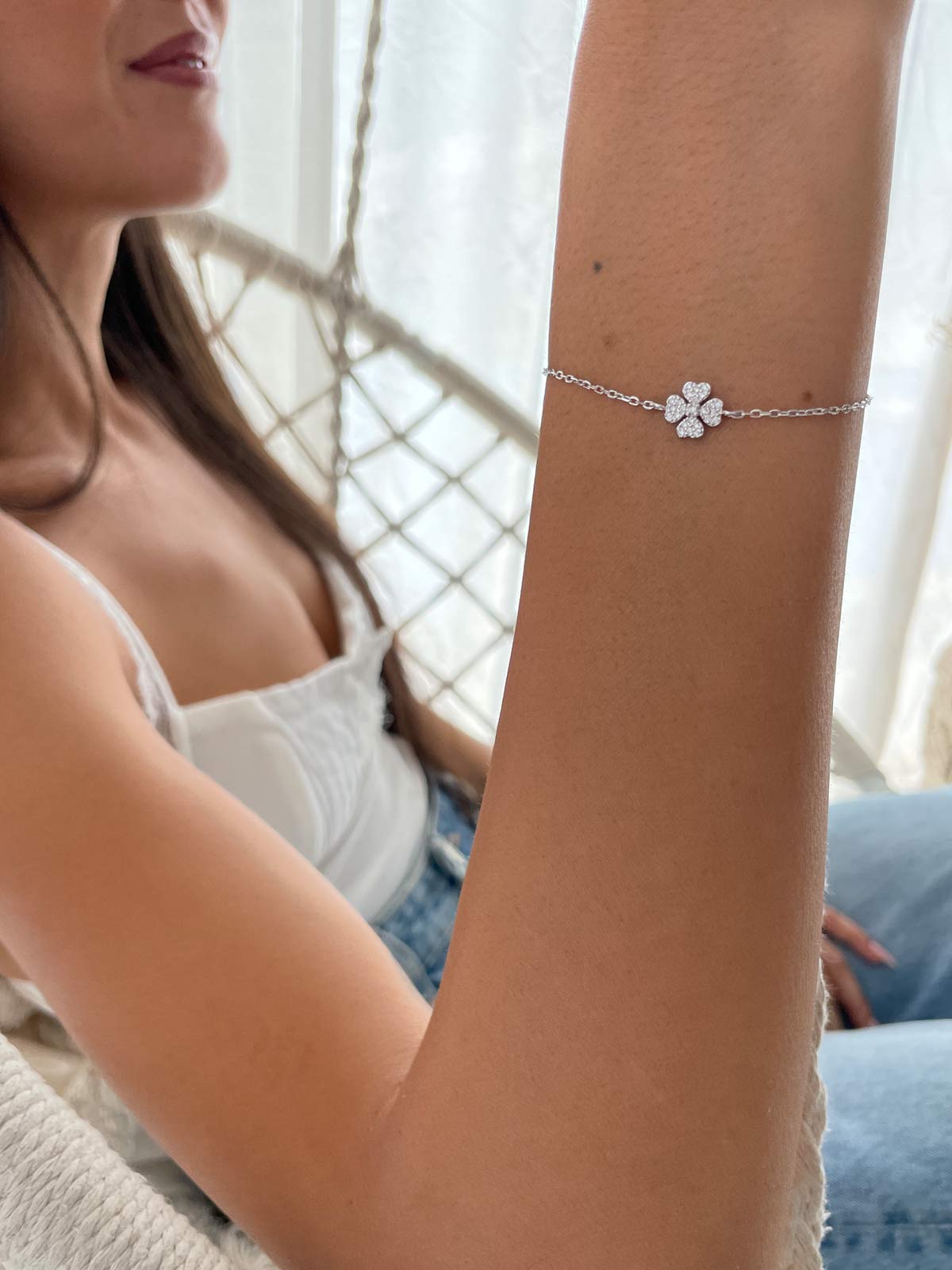 צמיד תלתן לבבות משובץ