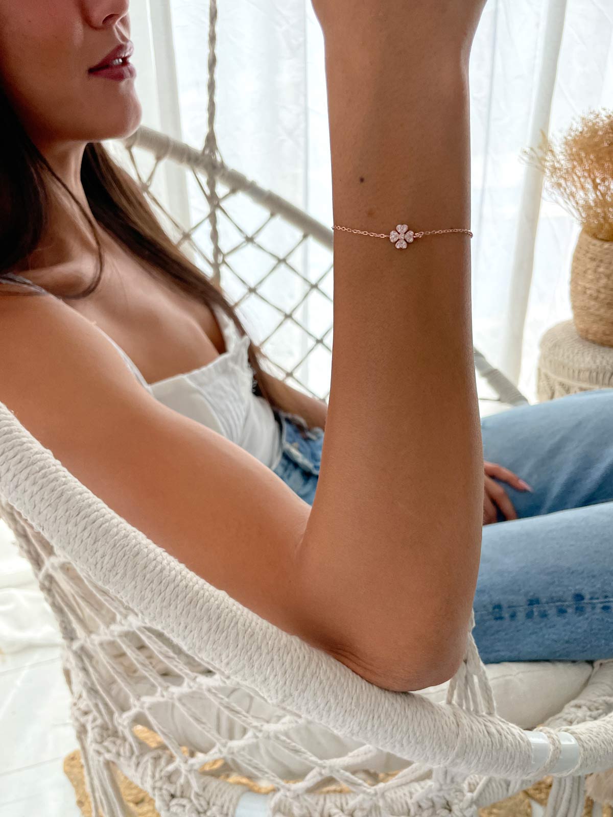 צמיד תלתן לבבות משובץ