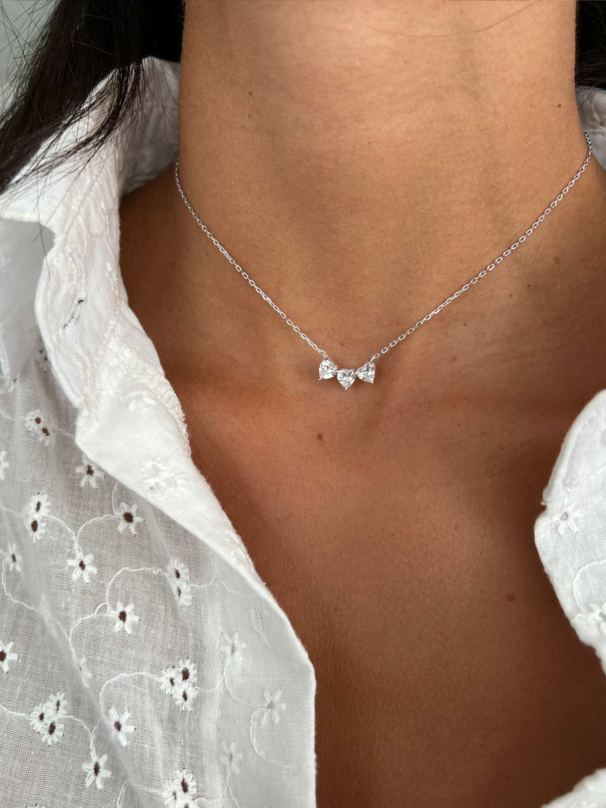 שרשרת צמודה שלושה לבבות סוליטרים