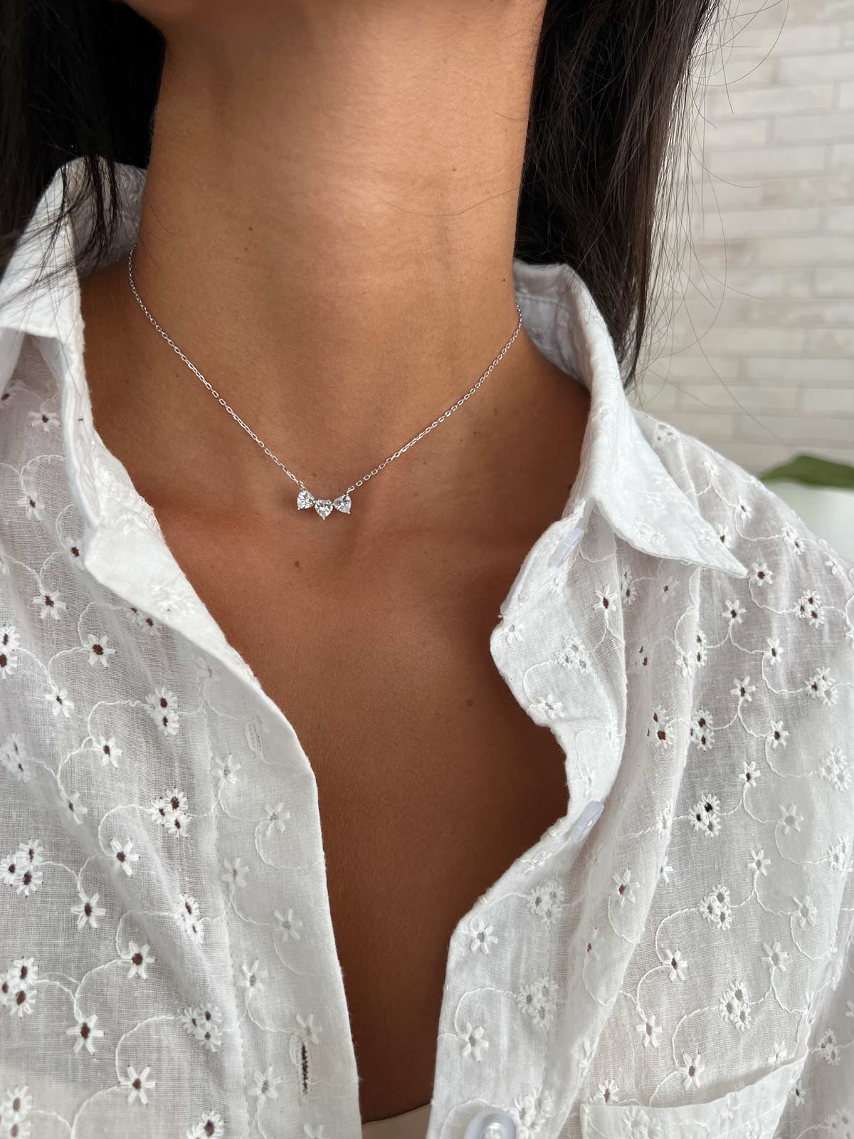 שרשרת צמודה שלושה לבבות סוליטרים