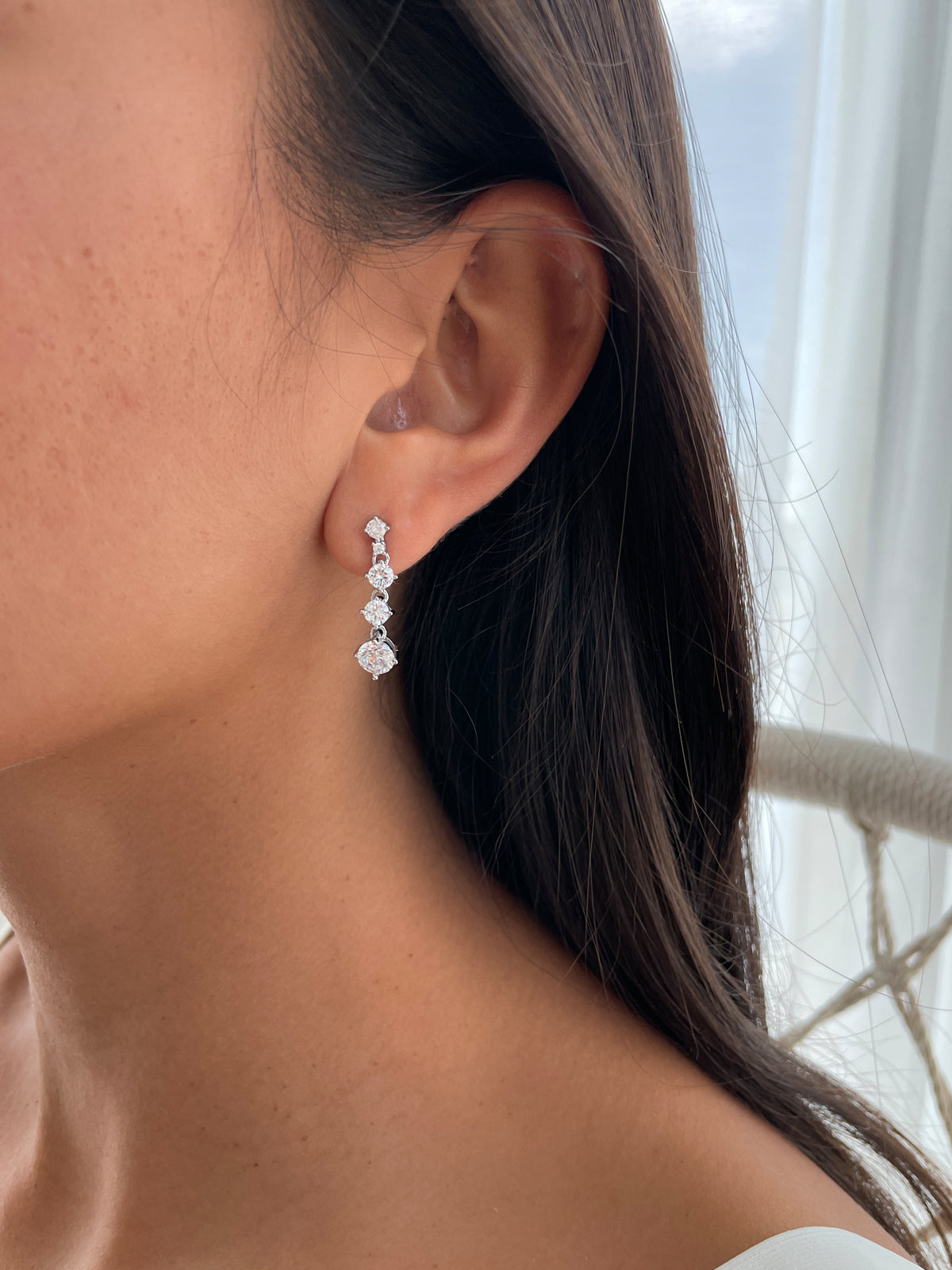 עגילי סוליטרים נופלים