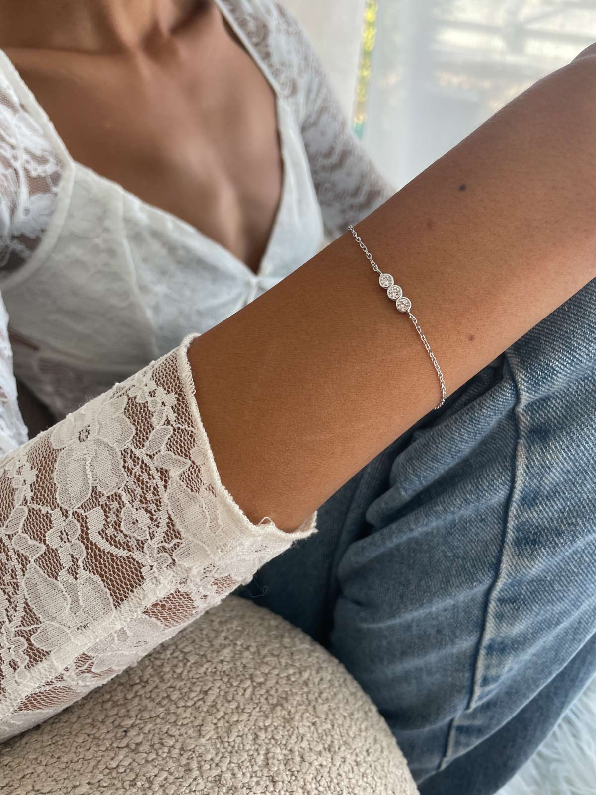 צמיד עדין שלושה סוליטרים צמודים