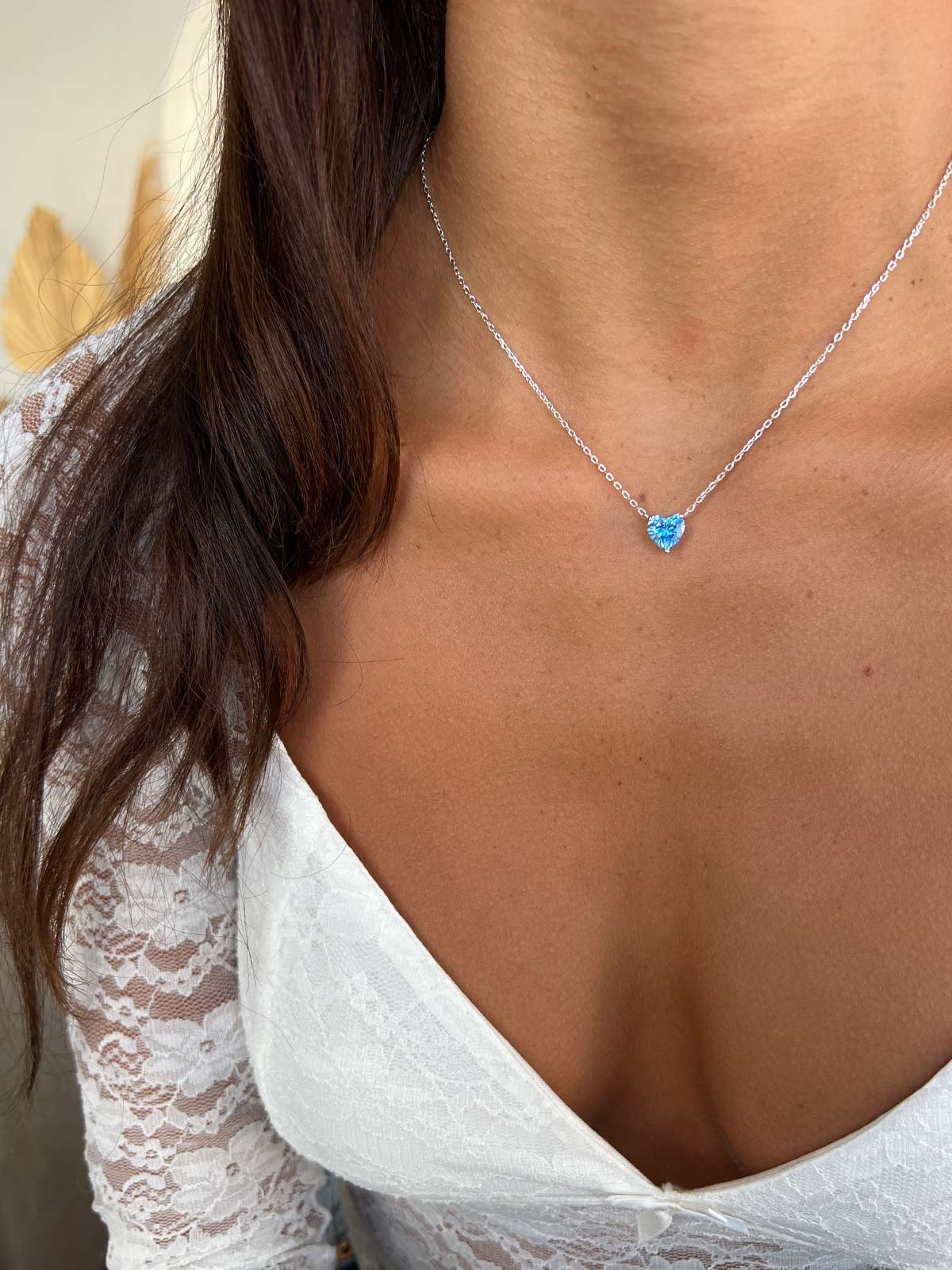 שרשרת צמודה סוליטר לב גדול תכלת