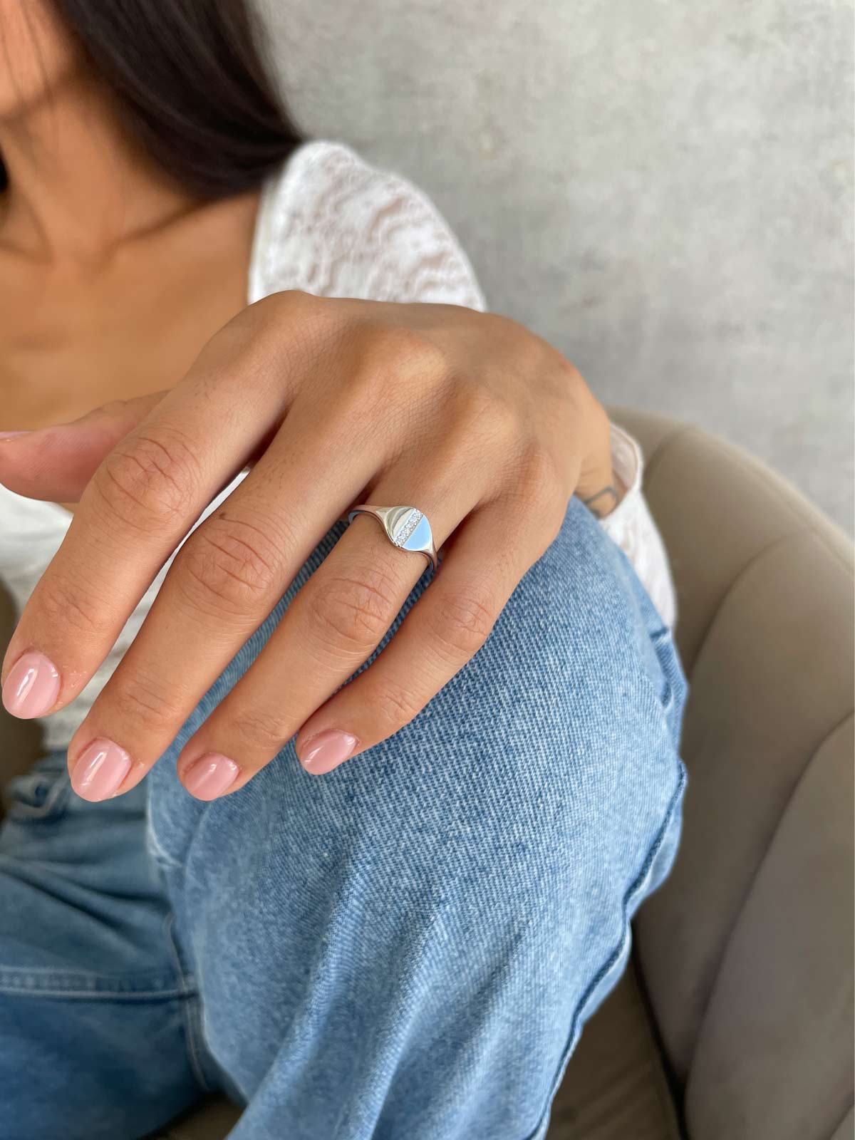 טבעת חותם שורה משובצת