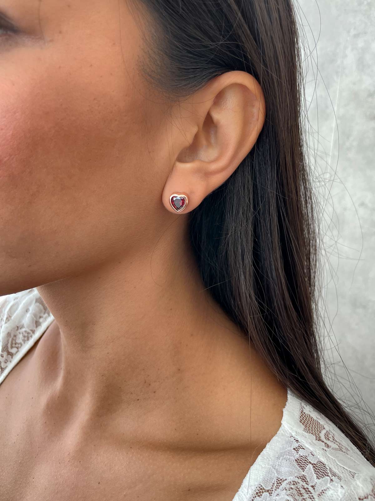 עגילים צמודים סוליטר בזל לב אדום