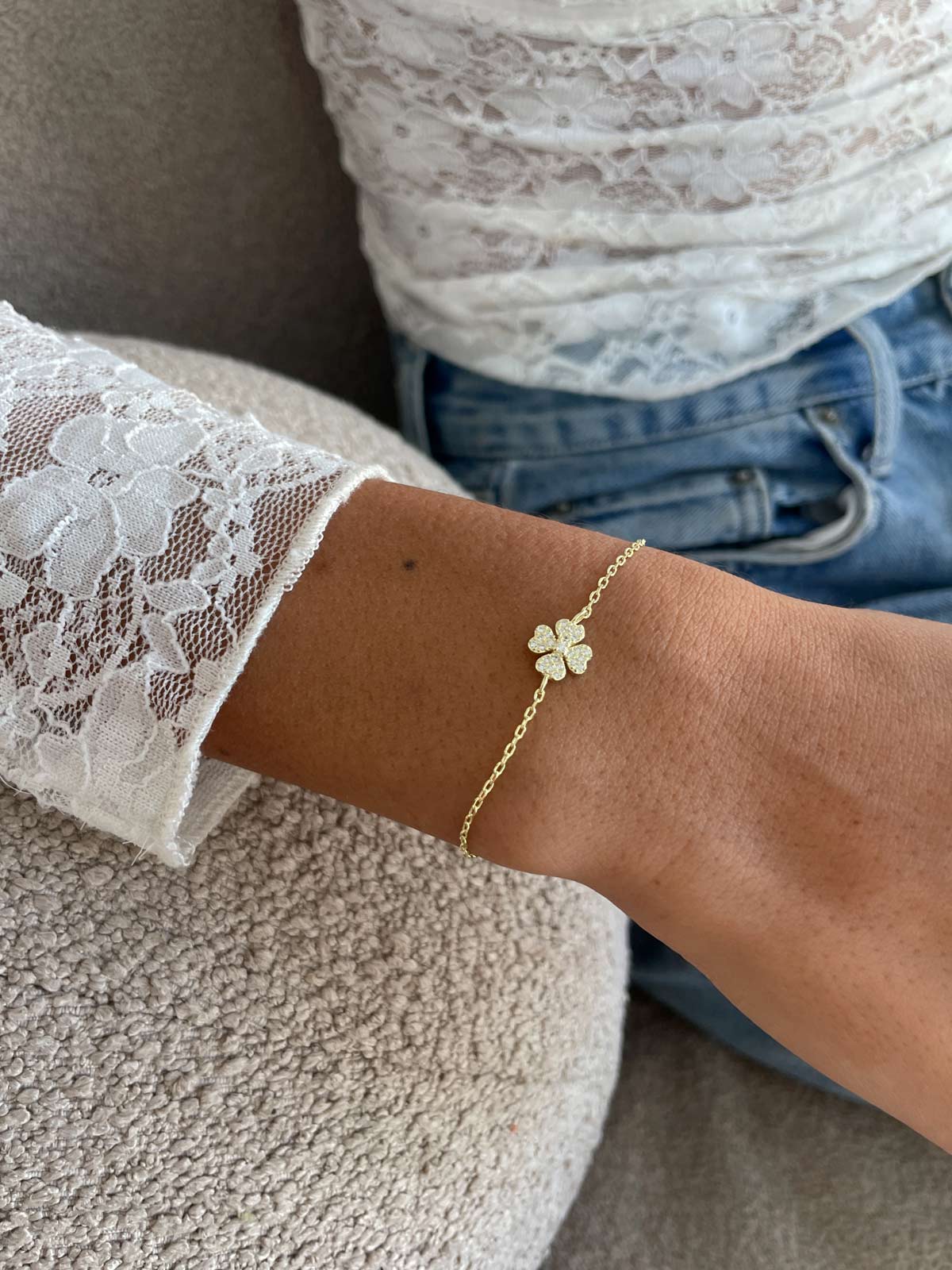 צמיד תלתן לבבות משובץ