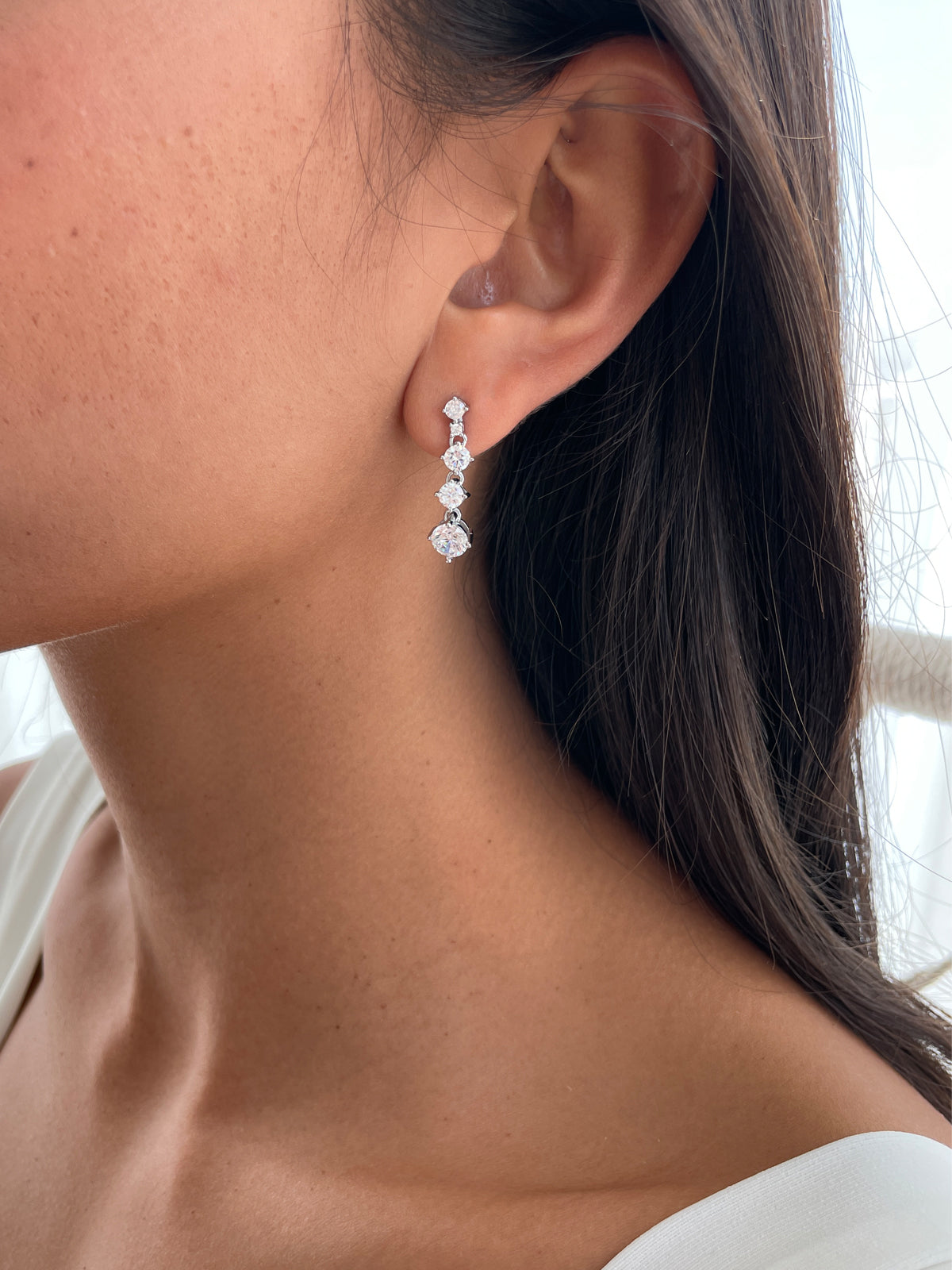 עגילי סוליטרים נופלים