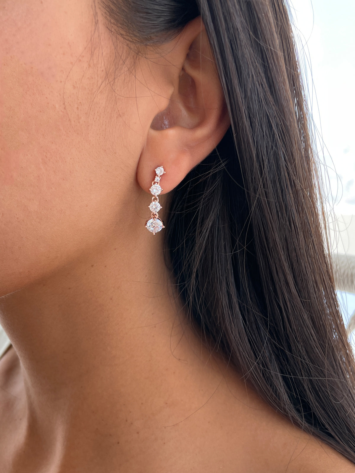 עגילי סוליטרים נופלים