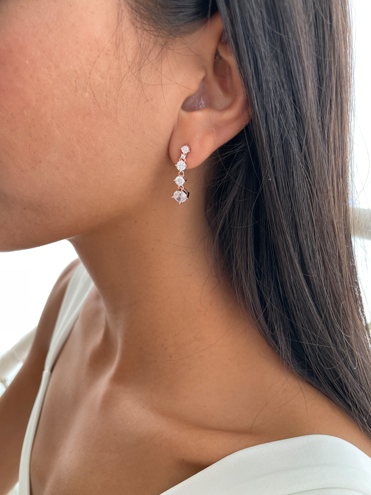 עגילי סוליטרים נופלים