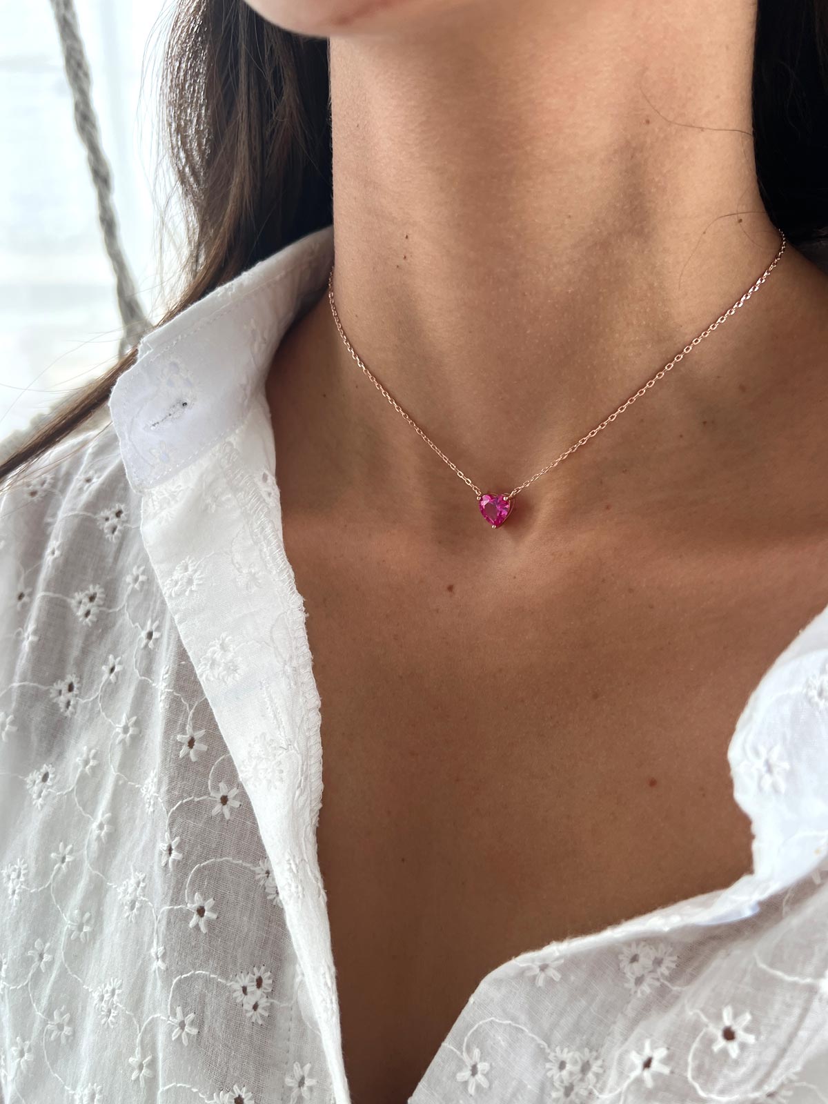 שרשרת צמודה סוליטר לב גדול ורוד