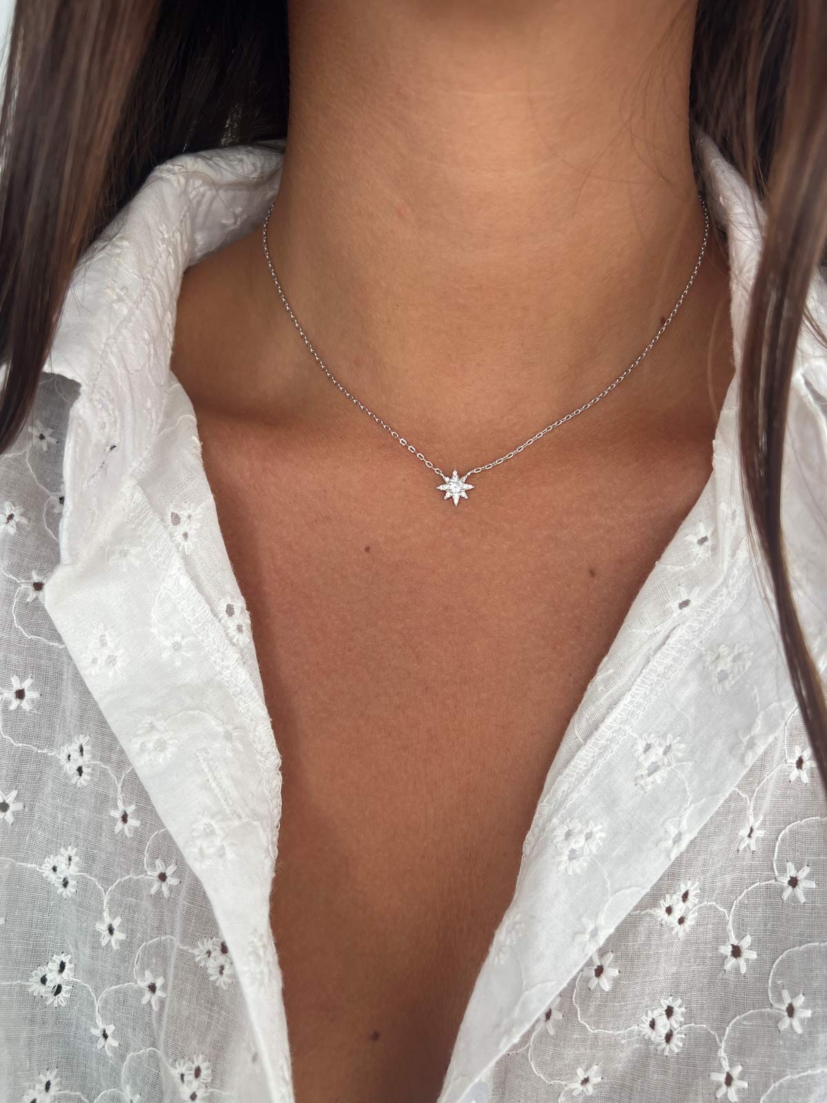 שרשרת צמודה שמש משובצת