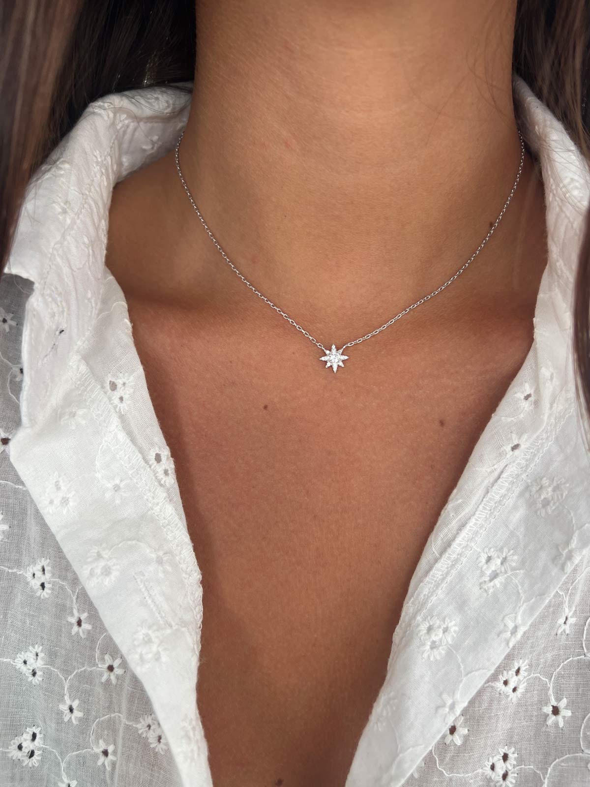 שרשרת צמודה שמש משובצת