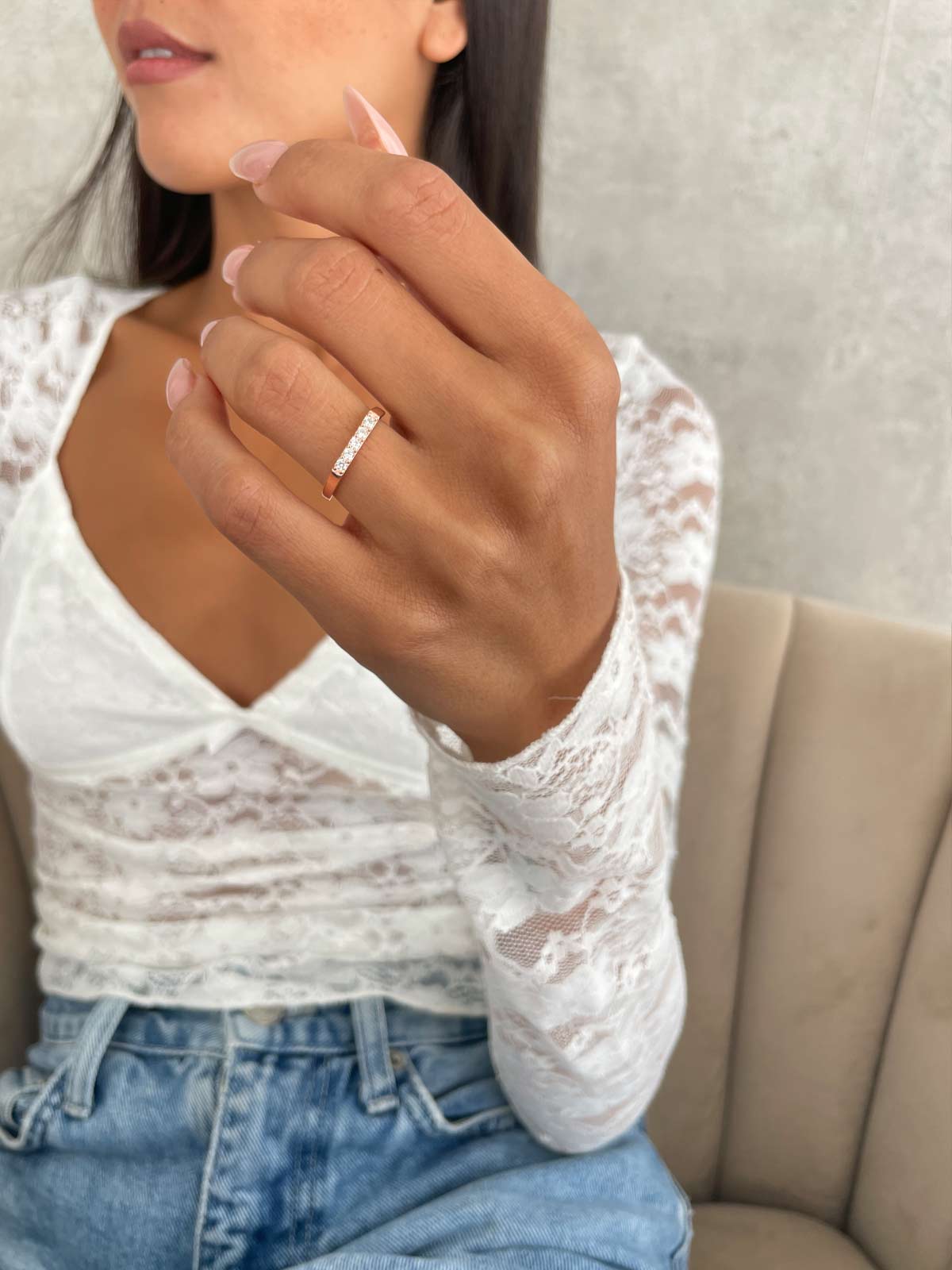 טבעת עדינה חמישה זירקונים בשורה