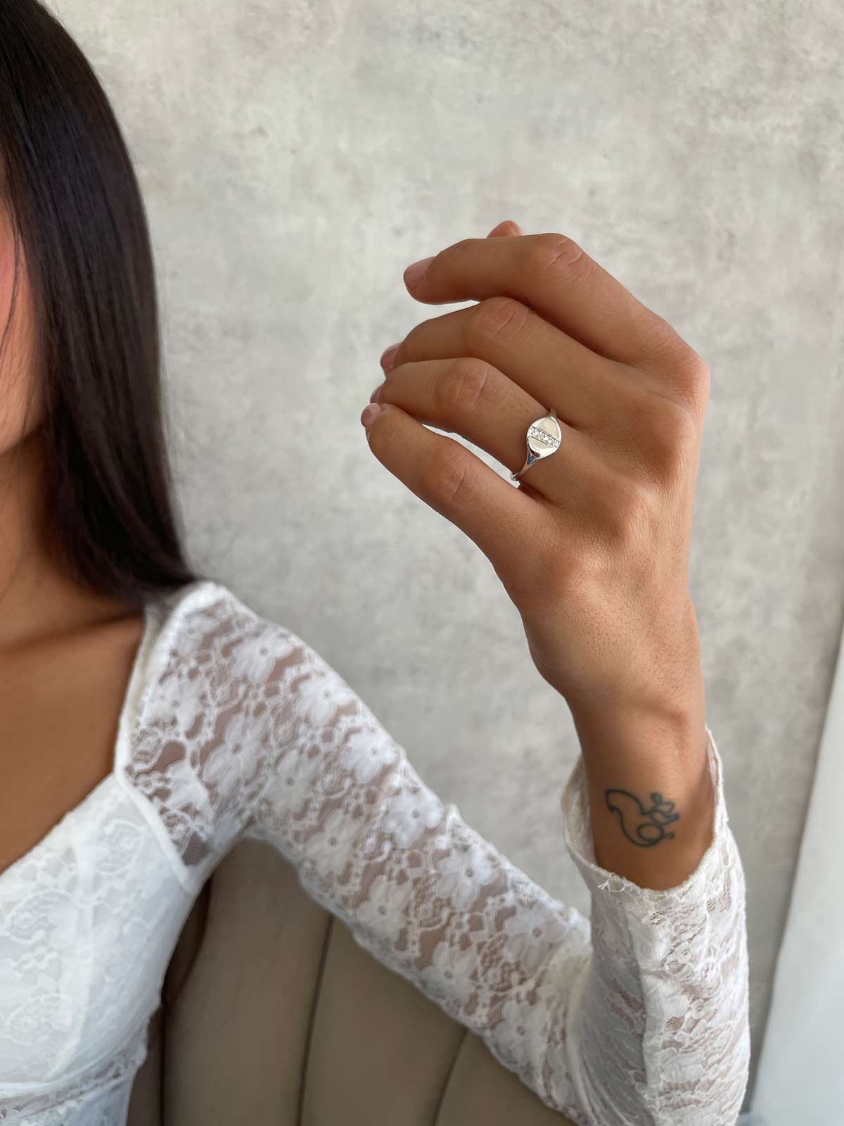 טבעת חותם שורה משובצת