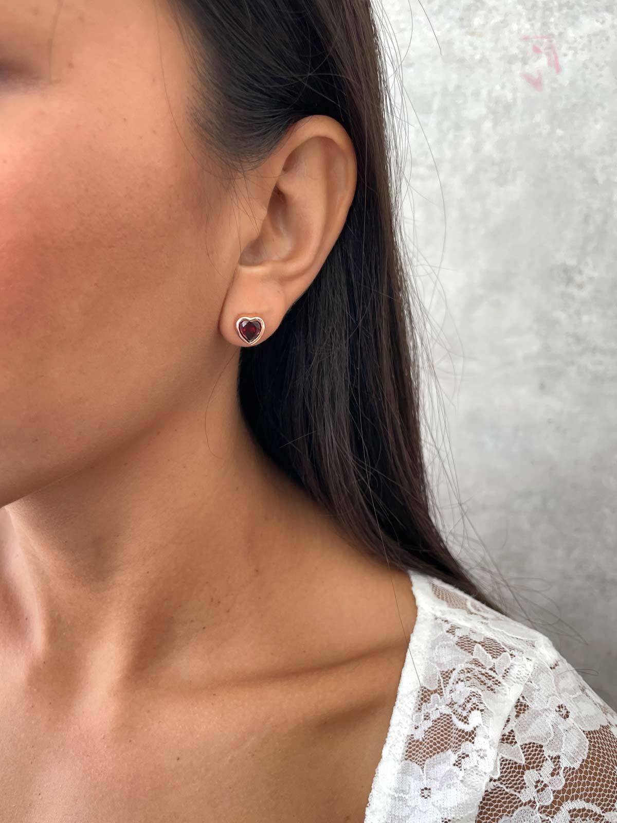 עגילים צמודים סוליטר בזל לב אדום