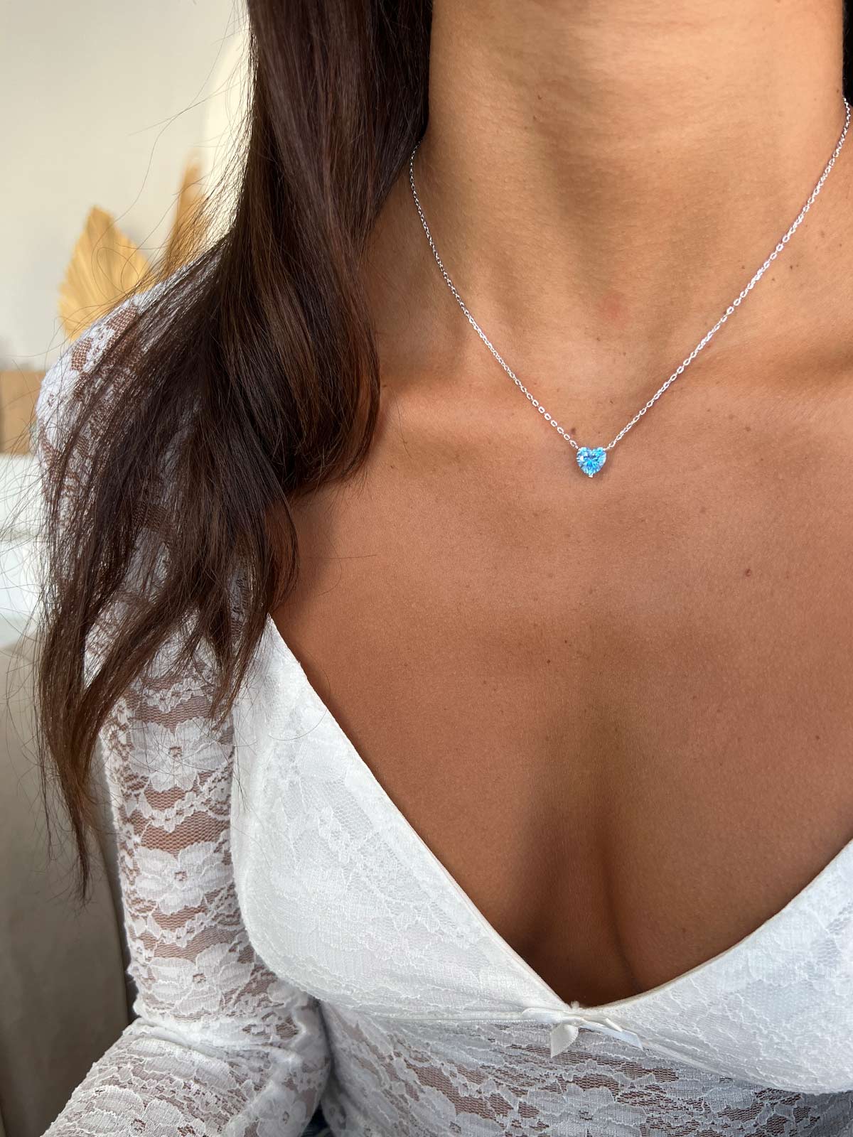 שרשרת צמודה סוליטר לב גדול תכלת