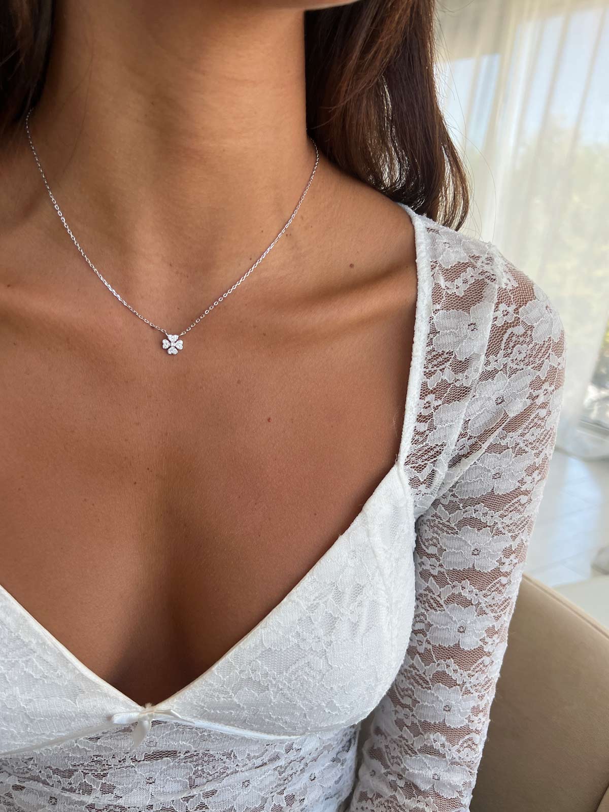 שרשרת צמודה תלתן לבבות משובץ