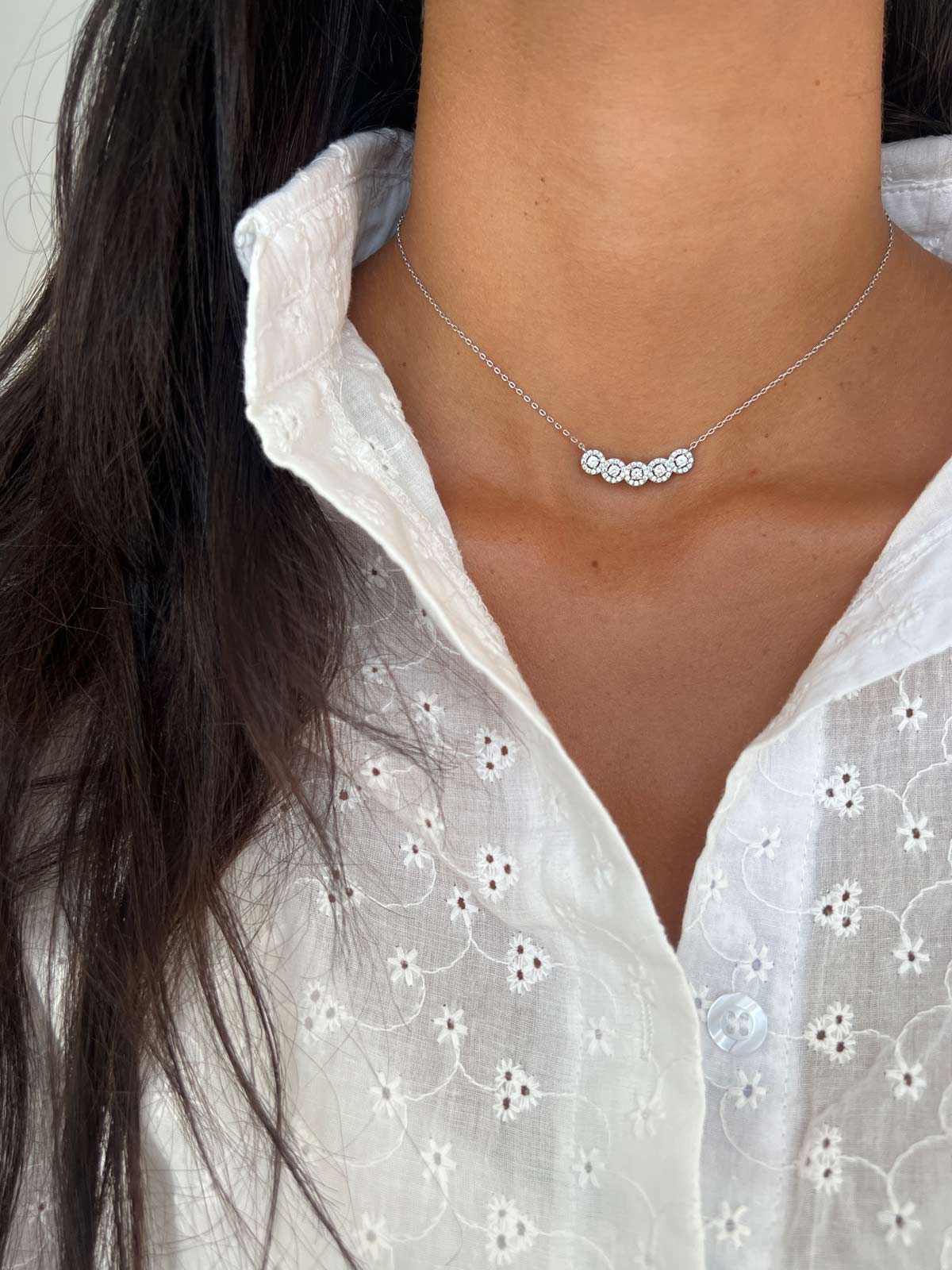 שרשרת צמודה חמישה סוליטרים משובצים