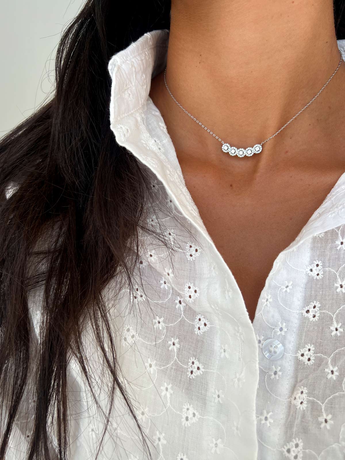 שרשרת צמודה חמישה סוליטרים משובצים