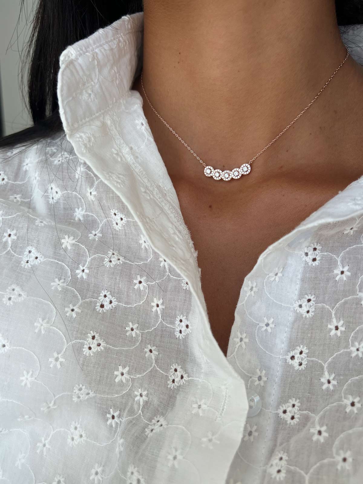 שרשרת צמודה חמישה סוליטרים משובצים