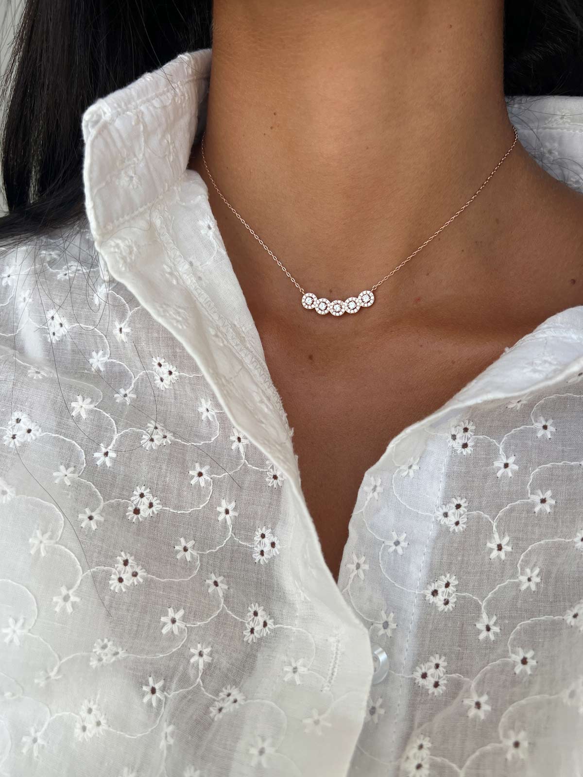 שרשרת צמודה חמישה סוליטרים משובצים