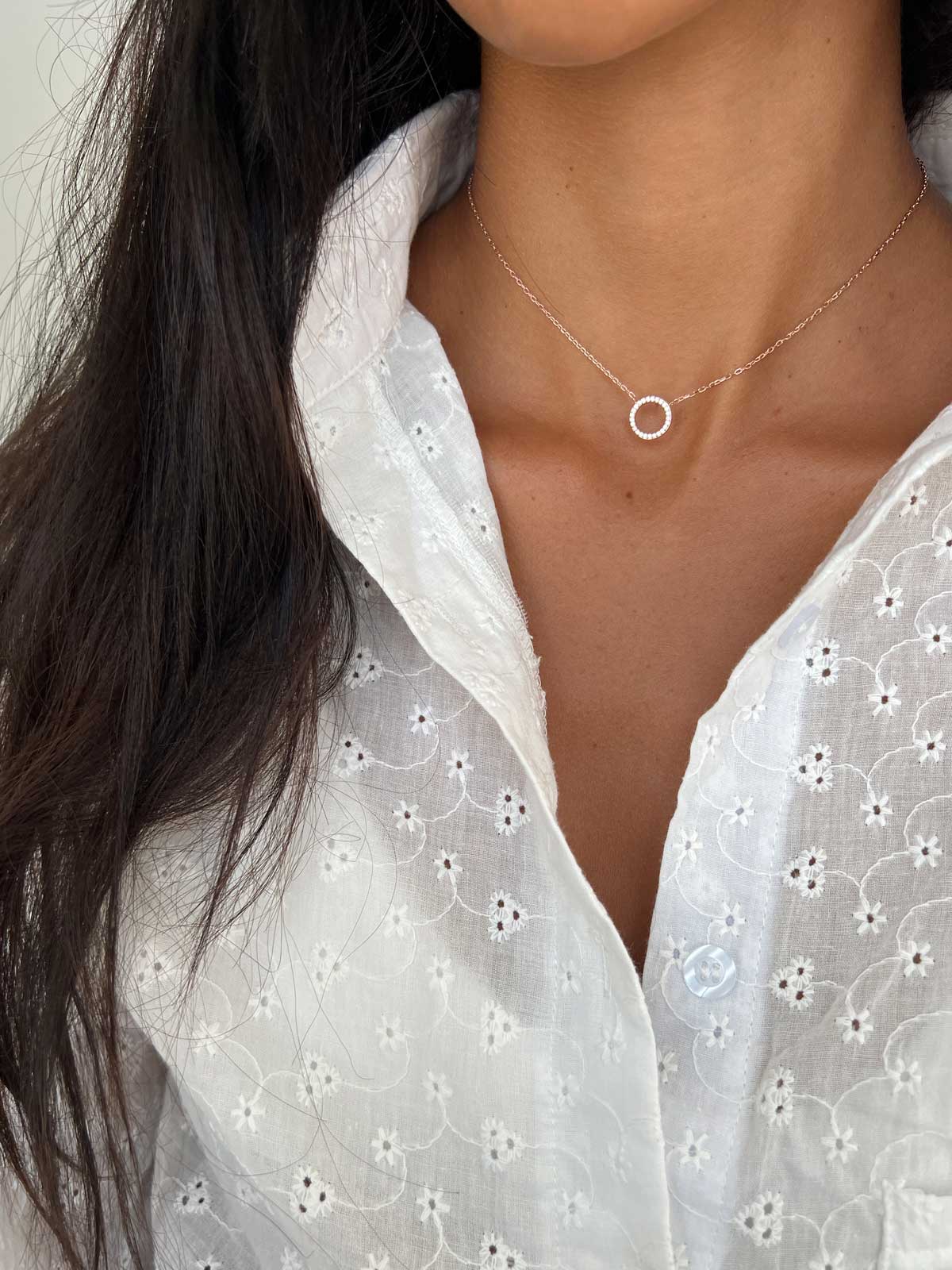 שרשרת צמודה חישוק קטן משובץ