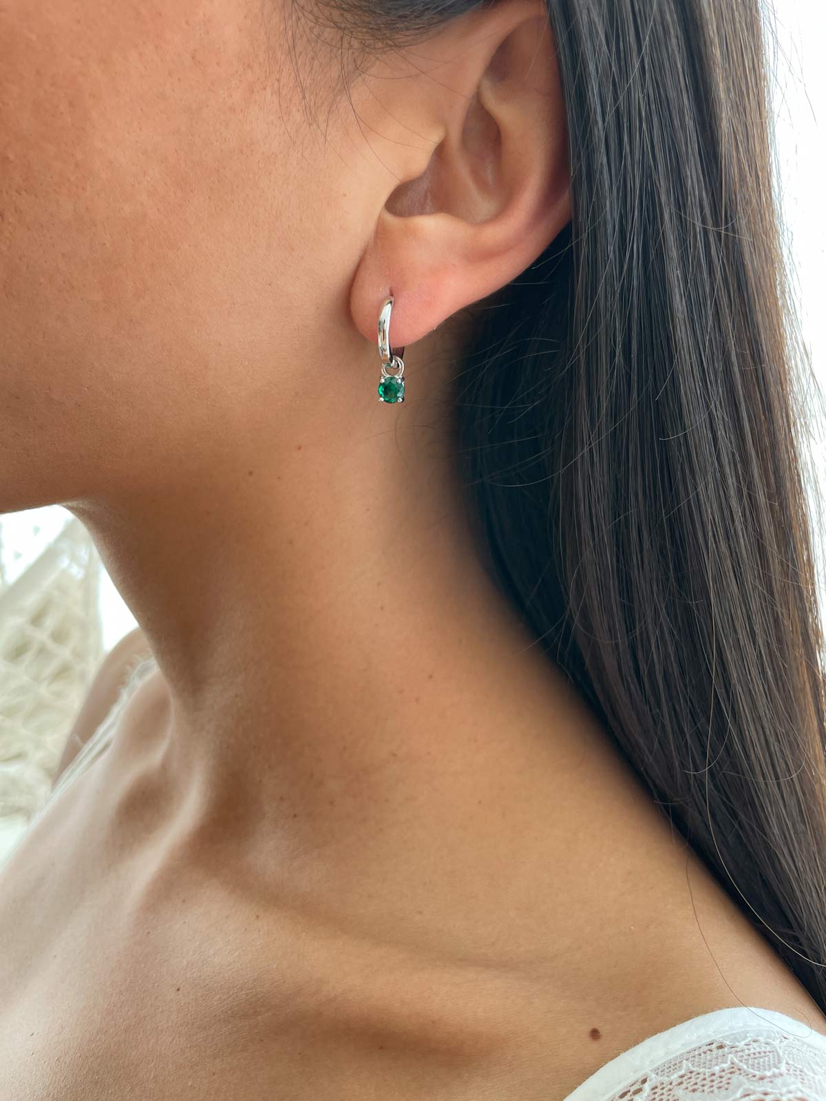 עגילי חישוק חלק סוליטר ירוק נופל