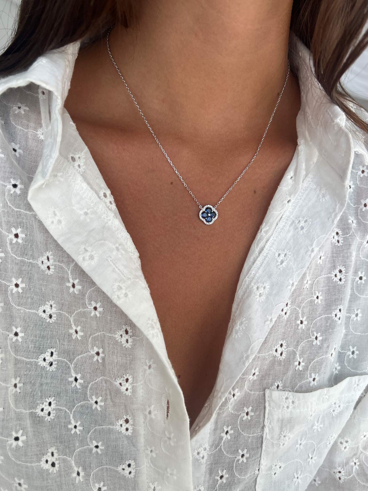 שרשרת תלתן סוליטרים כחולים משובץ