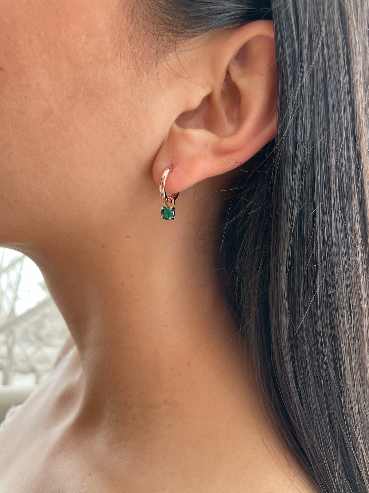 עגילי חישוק חלק סוליטר ירוק נופל