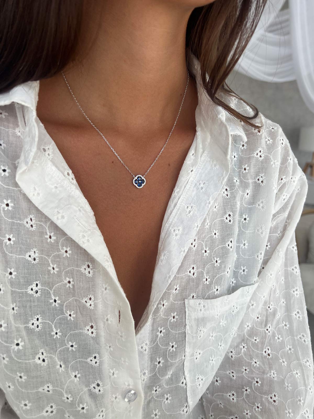 שרשרת תלתן סוליטרים כחולים משובץ