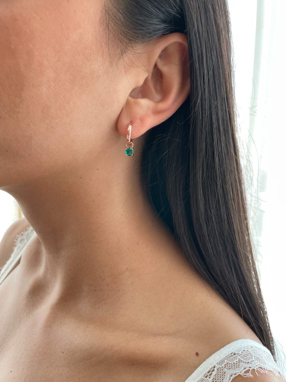 עגילי חישוק חלק סוליטר ירוק נופל