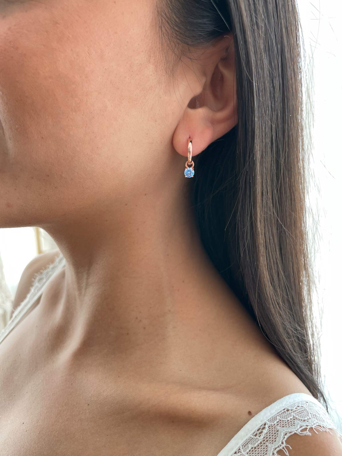 עגילי חישוק חלק סוליטר תכלת נופל