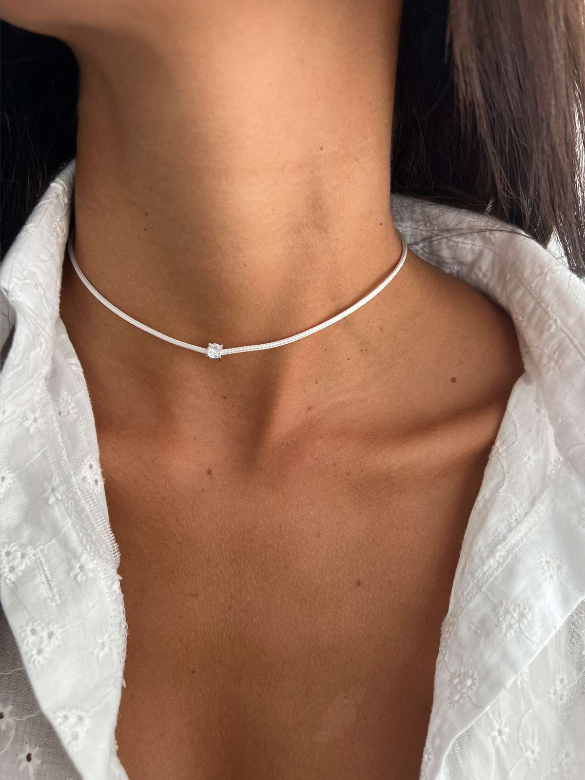 שרשרת צ'וקר חוט לבן וסוליטר