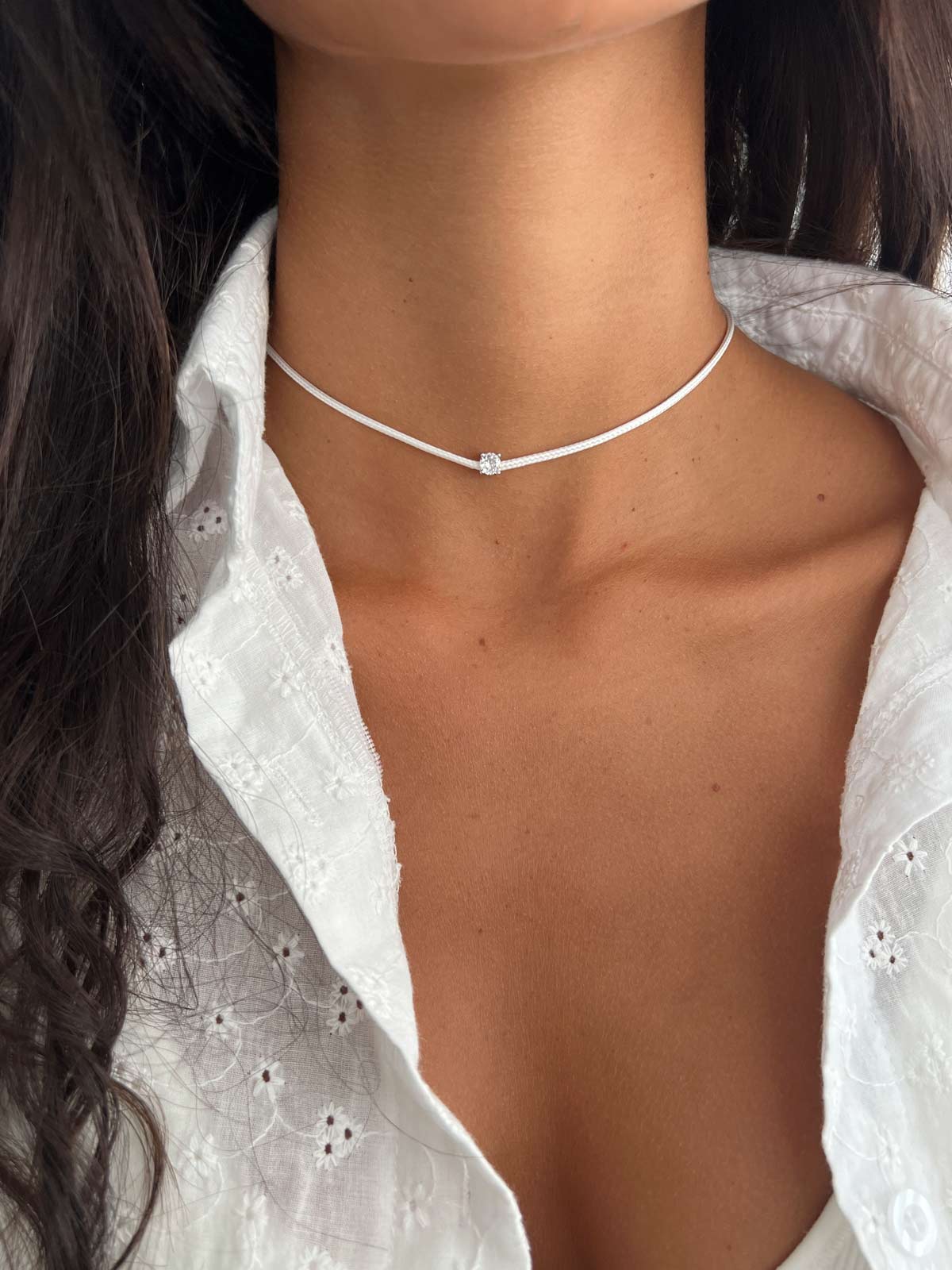 שרשרת צ'וקר חוט לבן וסוליטר