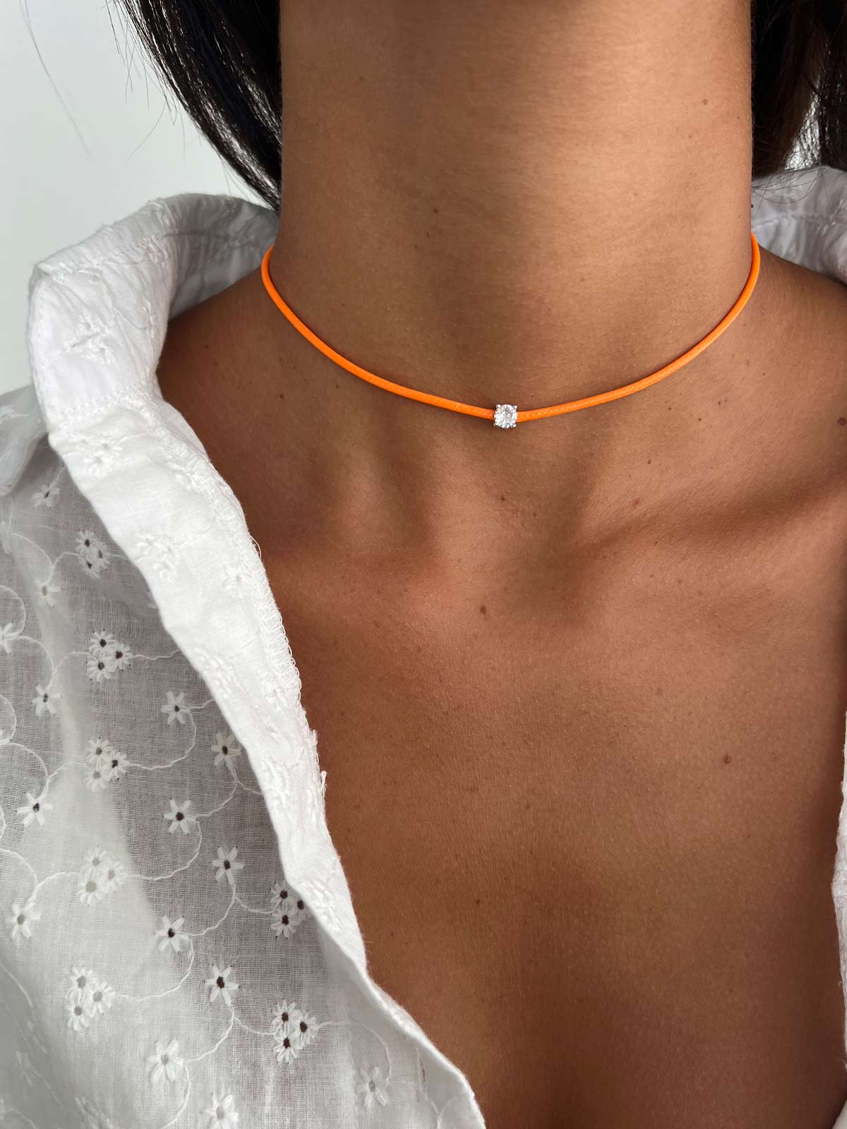 שרשרת צ'וקר חוט כתום וסוליטר