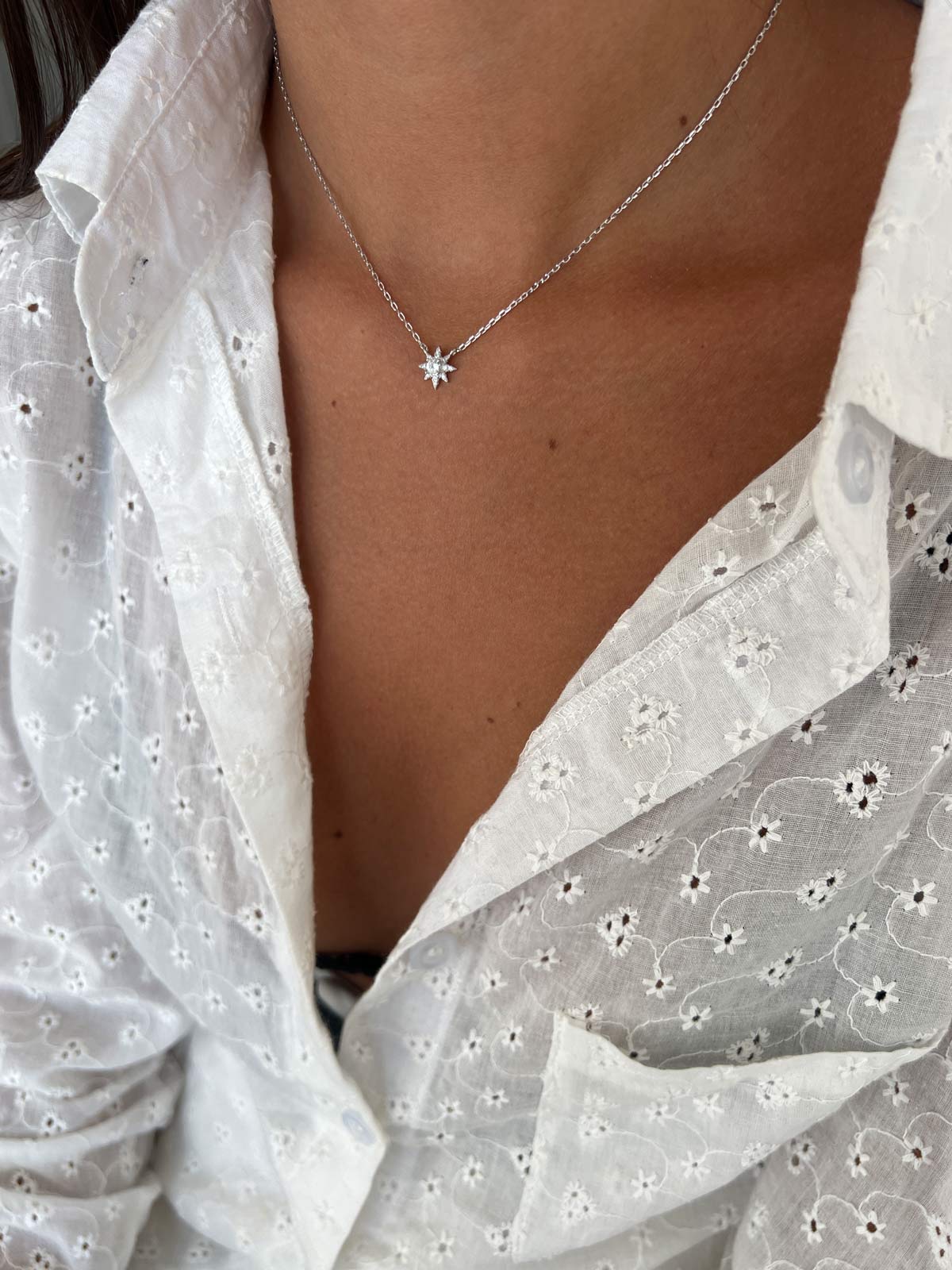 שרשרת צמודה שמש משובצת