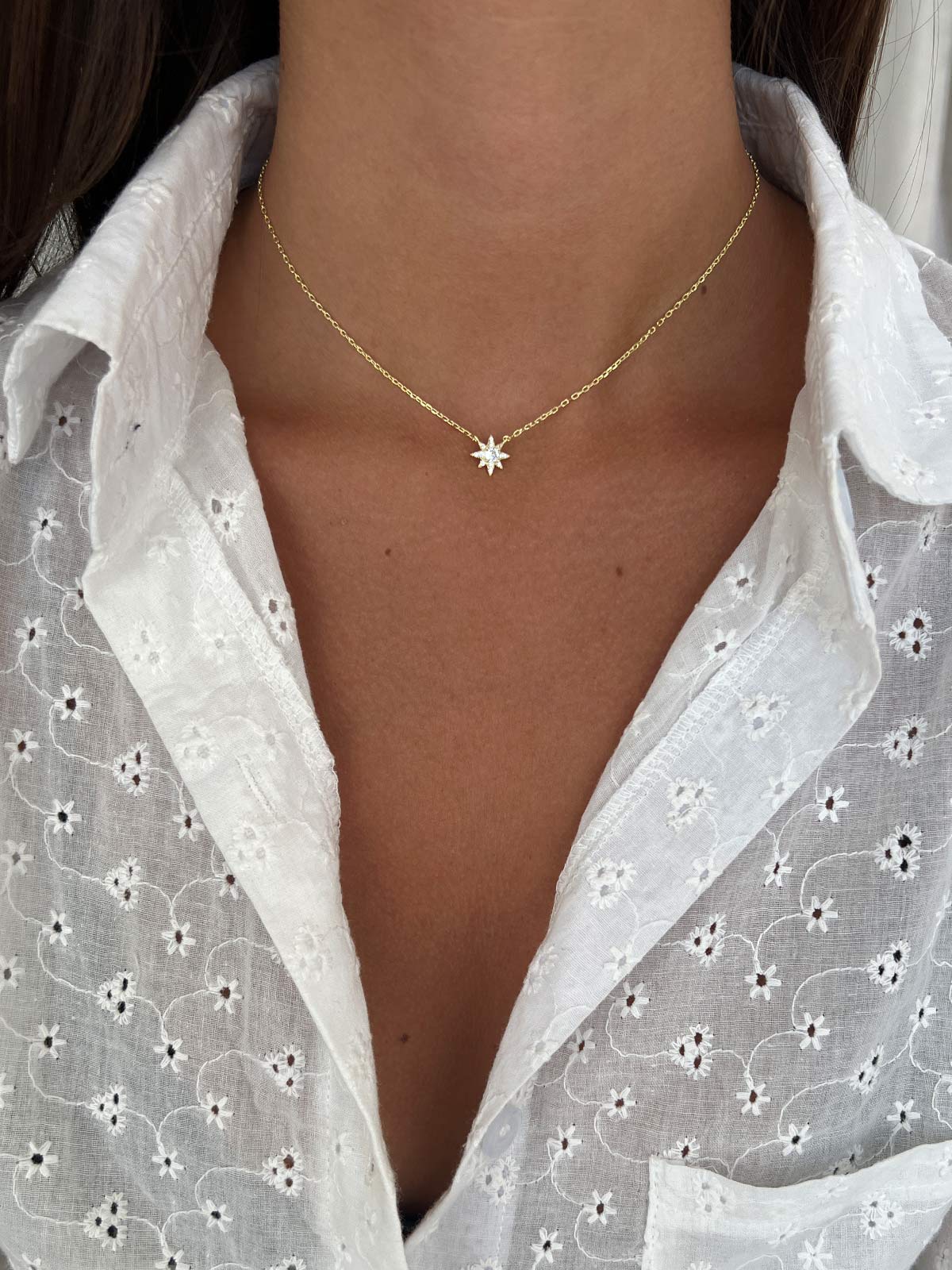 שרשרת צמודה שמש משובצת