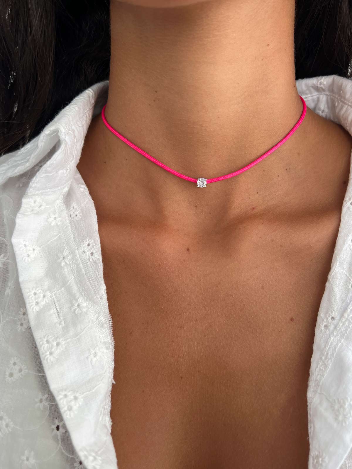 שרשרת צ'וקר חוט ורוד וסוליטר