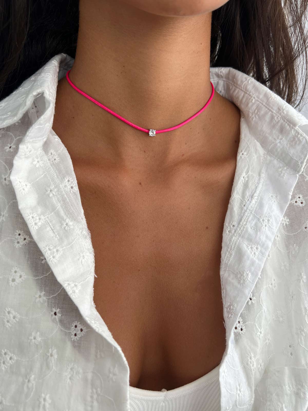 שרשרת צ'וקר חוט ורוד וסוליטר