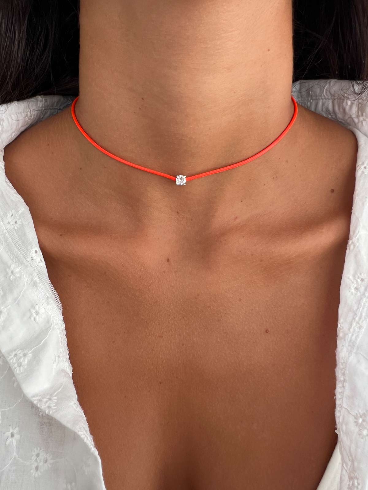 שרשרת צ'וקר חוט אדום וסוליטר