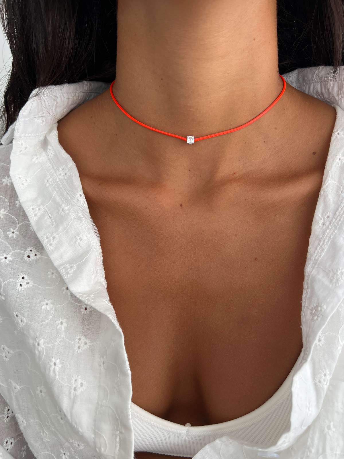 שרשרת צ'וקר חוט אדום וסוליטר