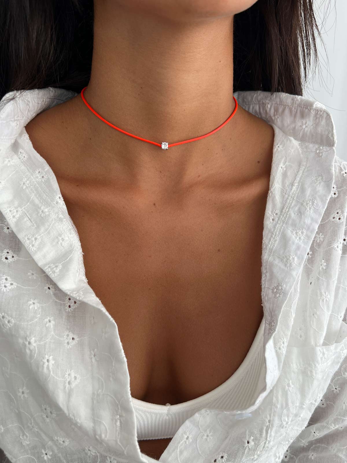 שרשרת צ'וקר חוט אדום וסוליטר