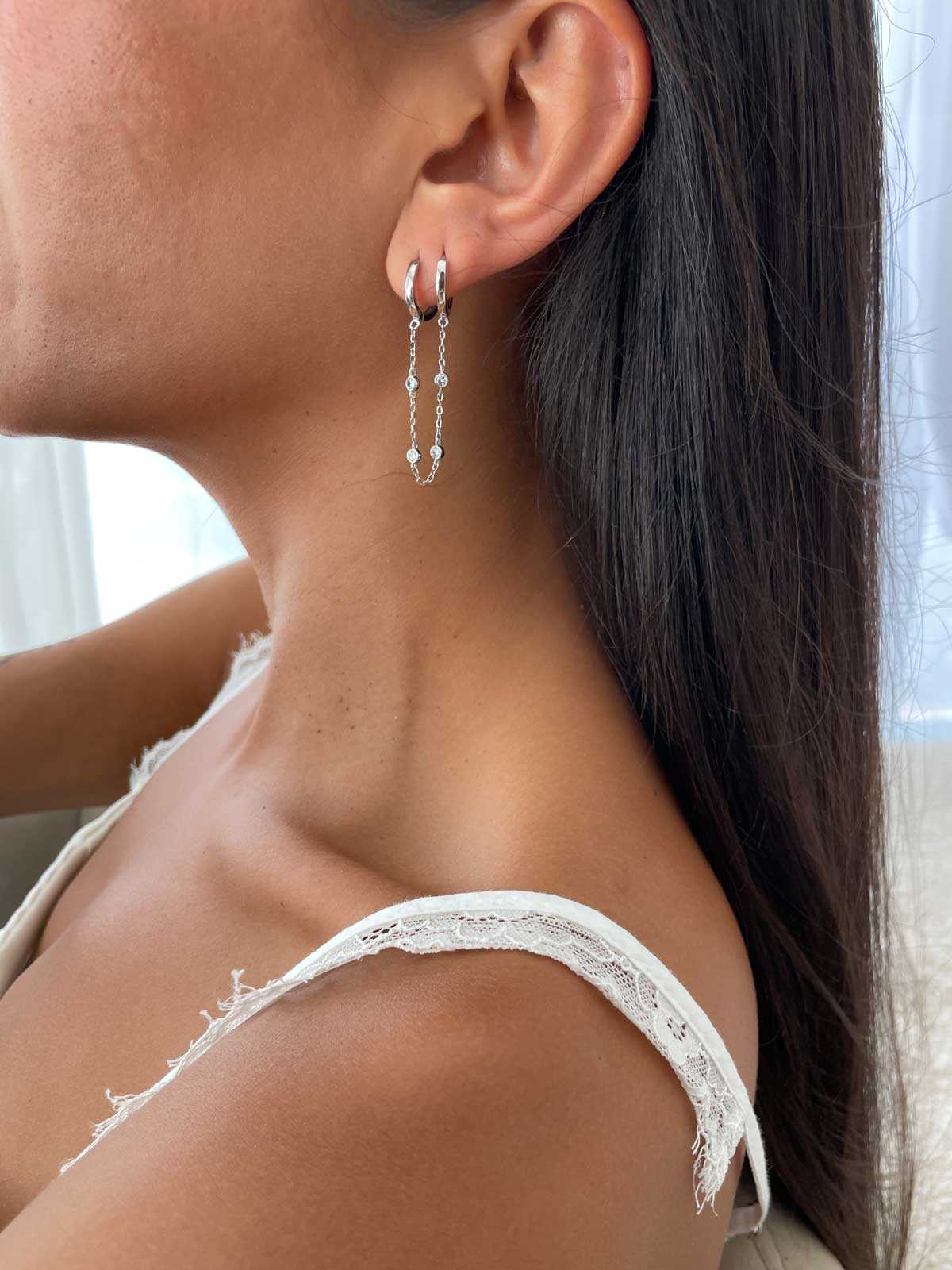 עגיל חישוק כפול ושרשרת סוליטרים