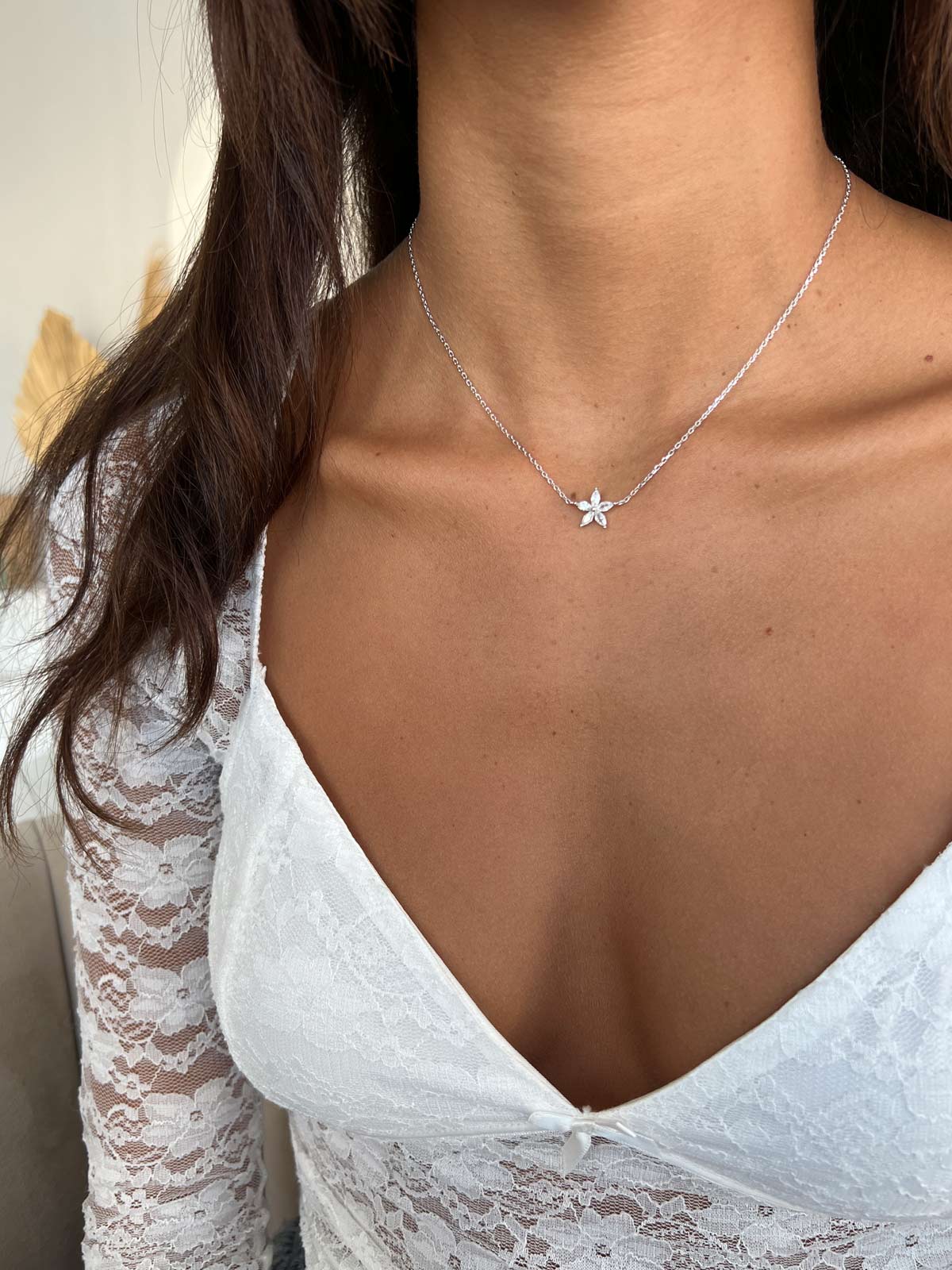 שרשרת צמודה פרח מרקיזות