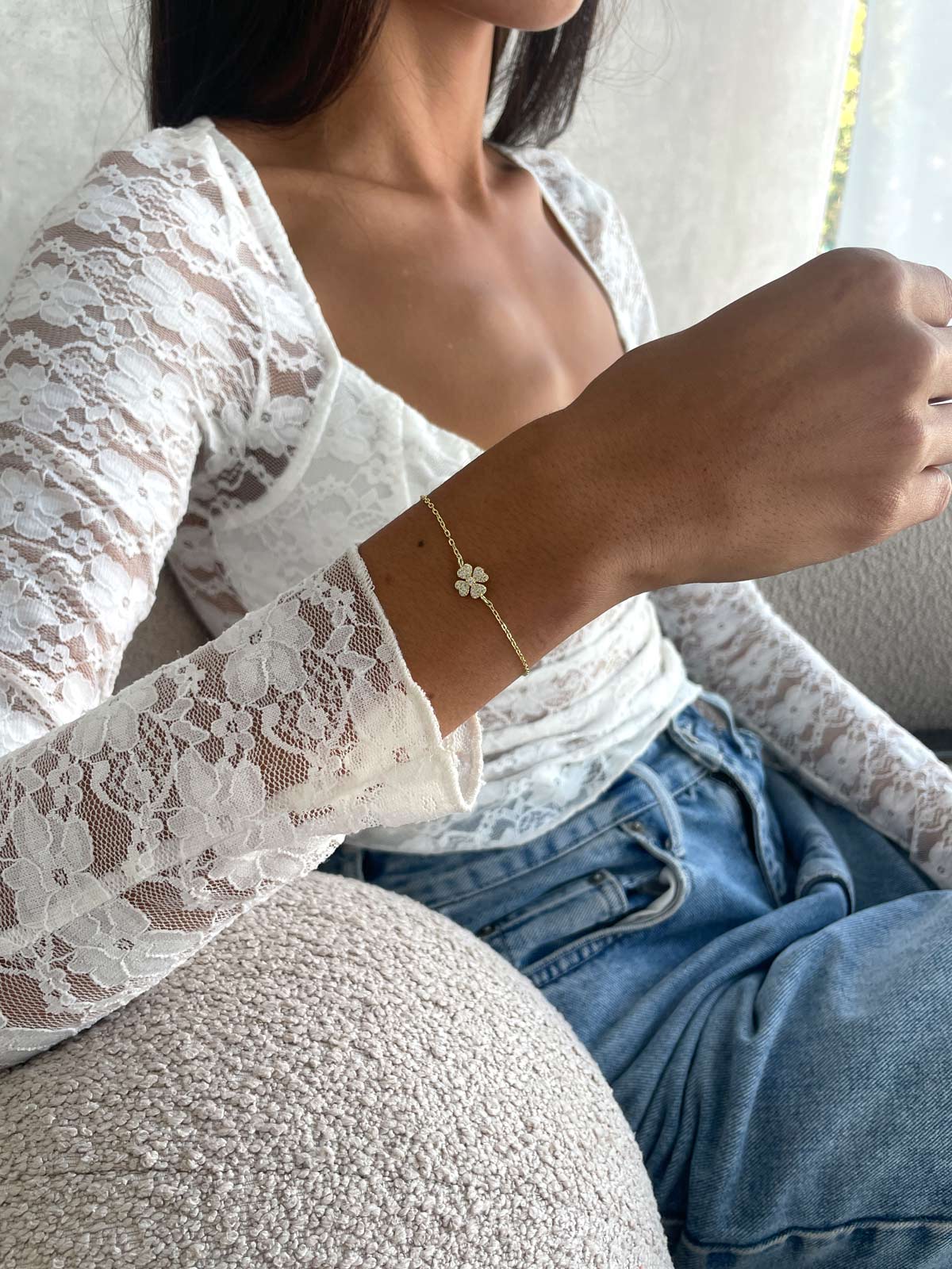 צמיד תלתן לבבות משובץ