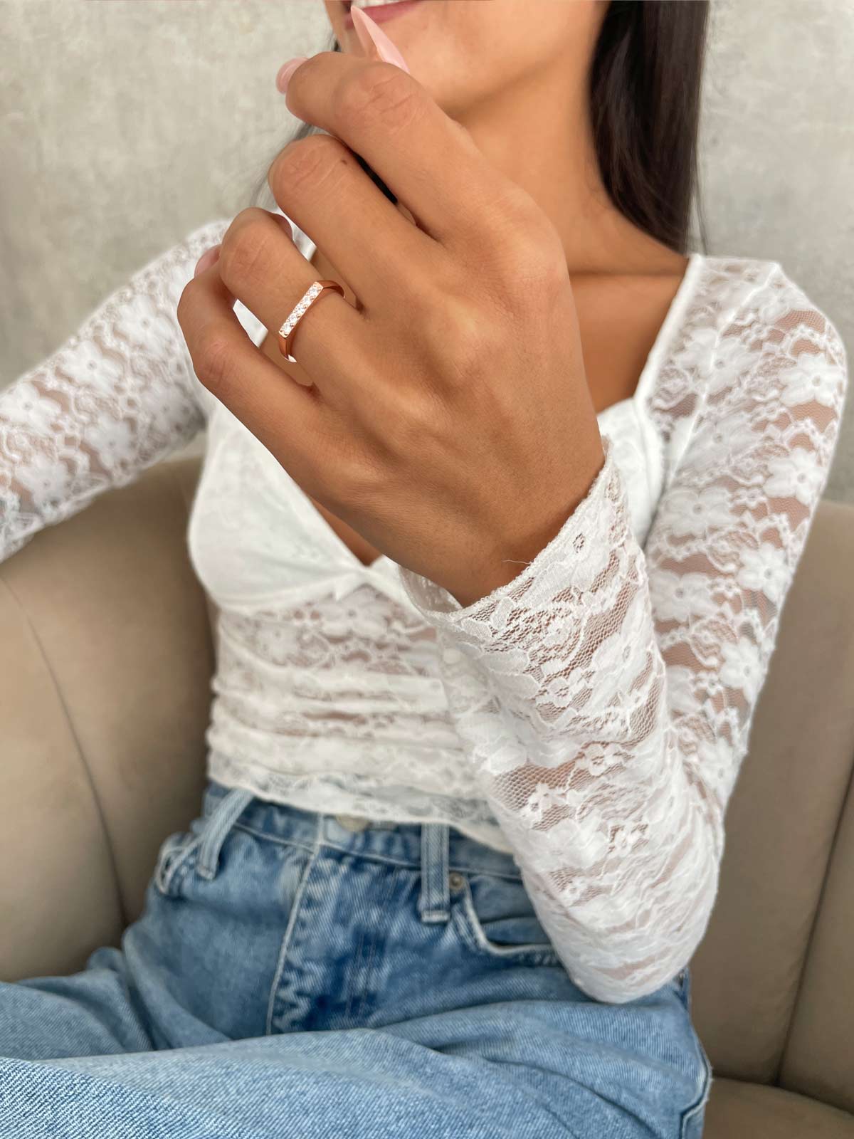 טבעת עדינה חמישה זירקונים בשורה