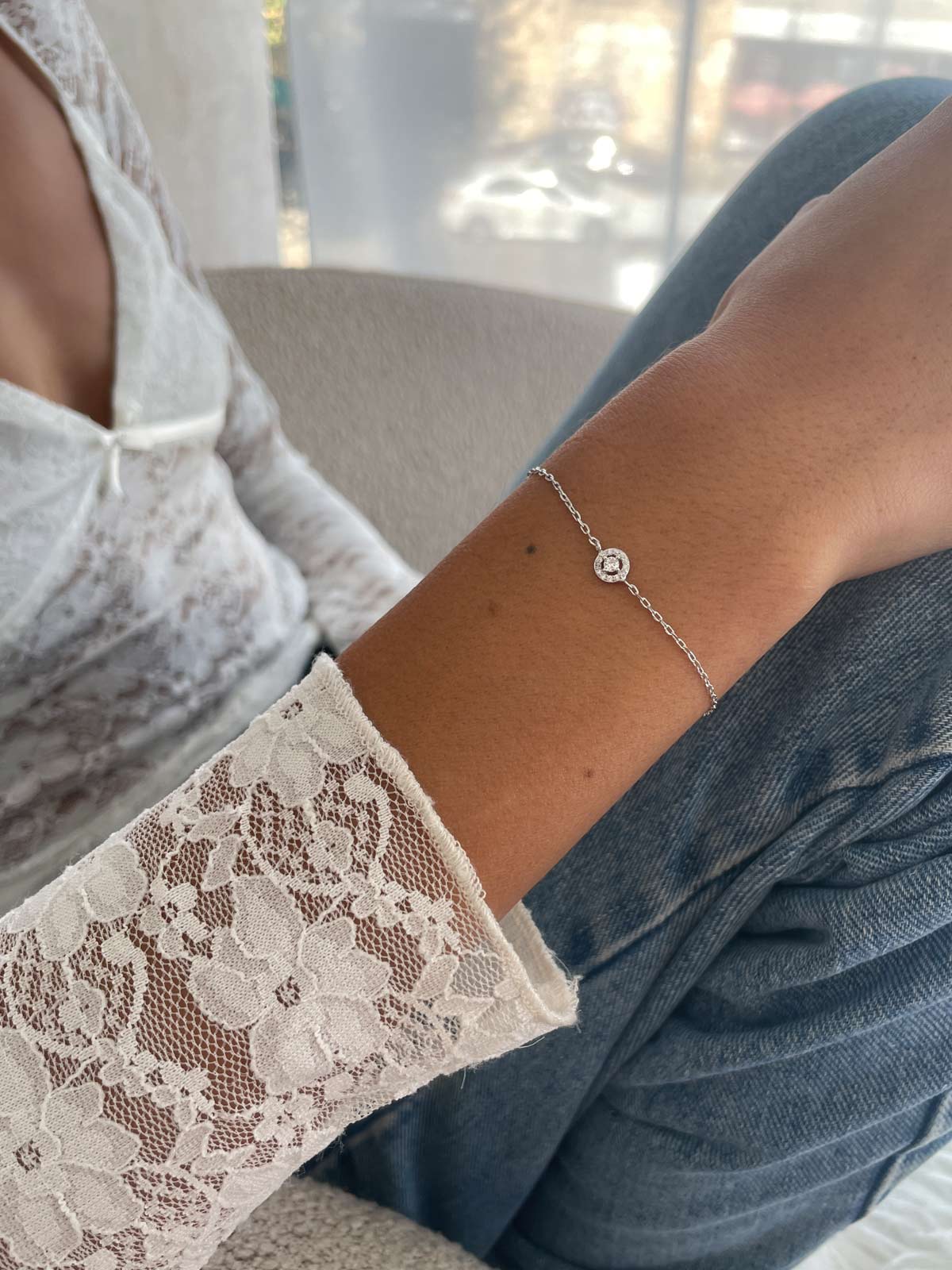 צמיד עדין סוליטר קטן משובץ