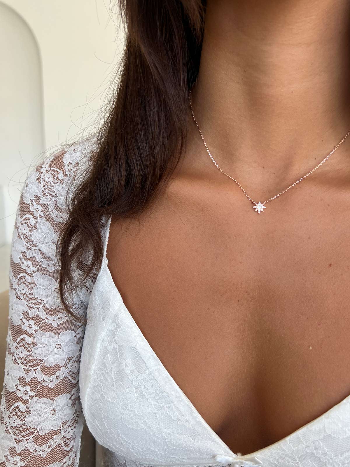 שרשרת צמודה שמש משובצת